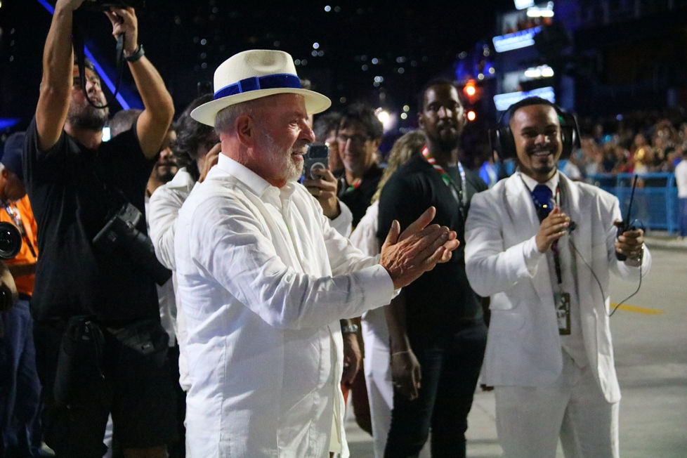 Lula faz carnaval com o alarido das redes. Tudo que ele queria