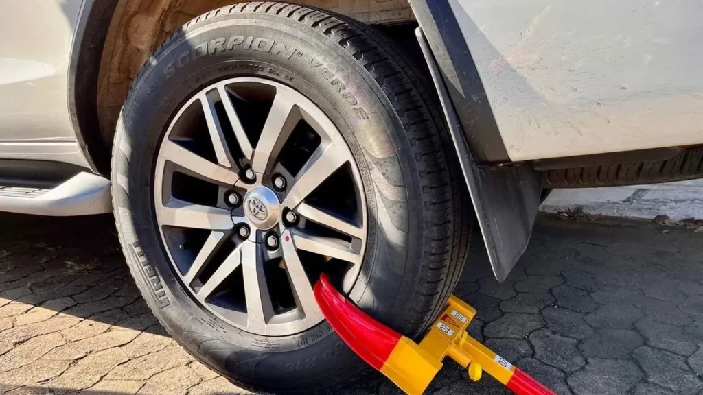 Aeroporto de Goiânia instala travas em rodas de carros para prevenir furtos