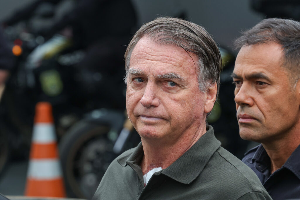 Bolsonaro é transferido para hospital em Brasília após mal-estar na prisão