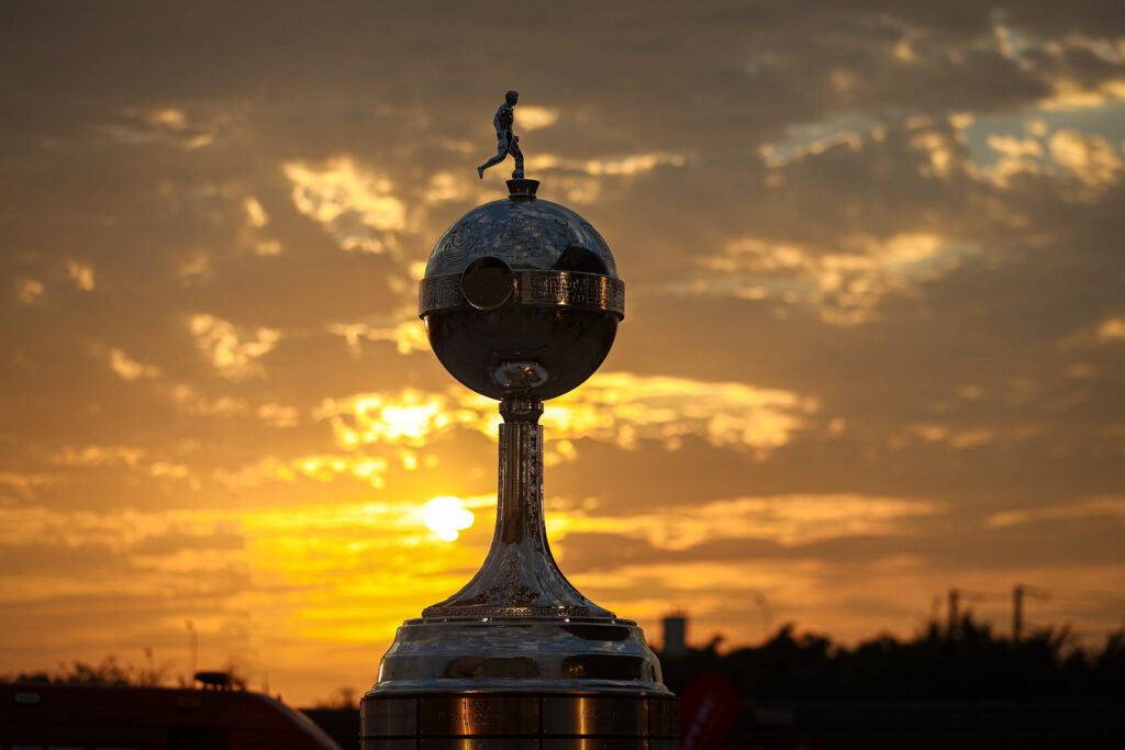Libertadores: brasileiros conhecem adversários; final em Montevidéu