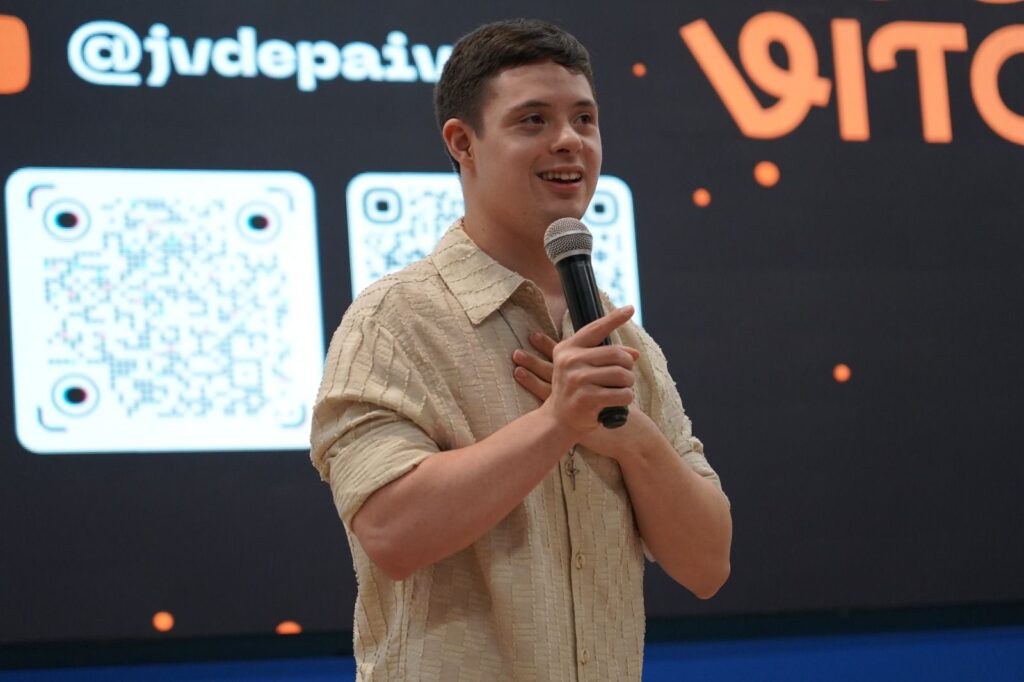 Influenciador com Down palestra para 5 mil educadores