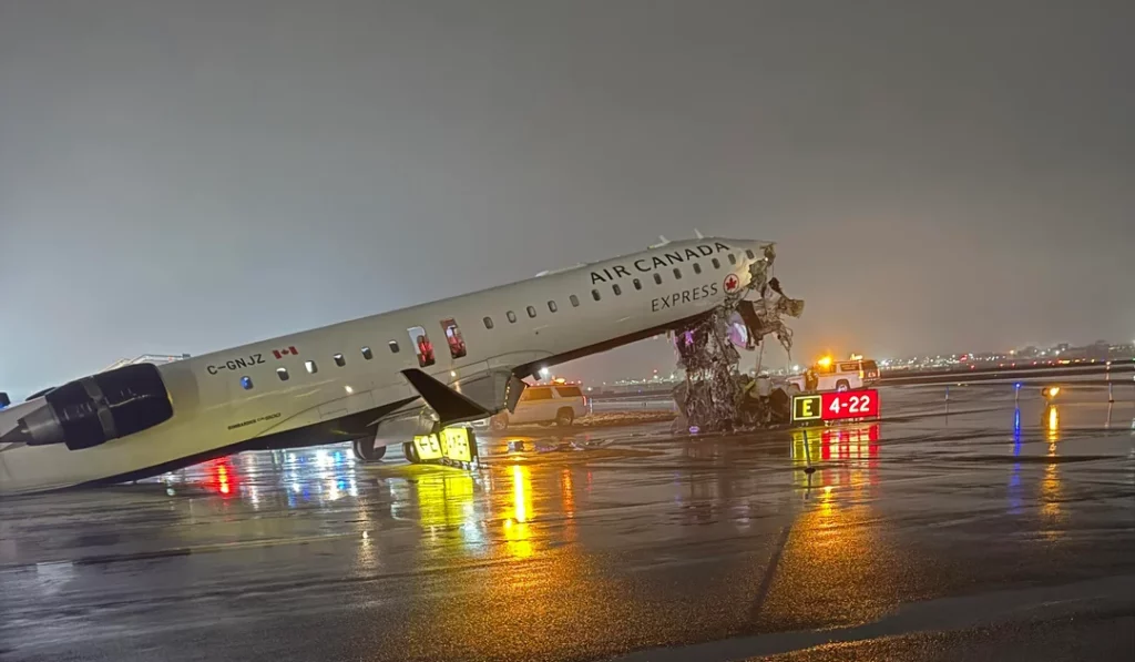 Colisão entre avião e caminhão de bombeiros deixa 2 mortos nos EUA