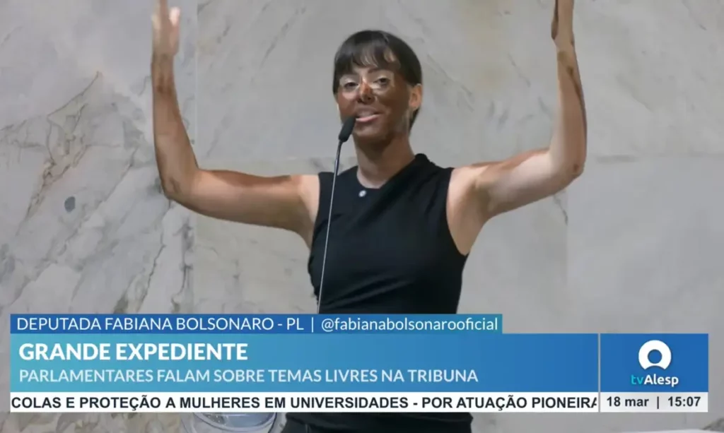 Deputada Fabiana Bolsonaro utiliza blackface em discurso contra Erika Hilton