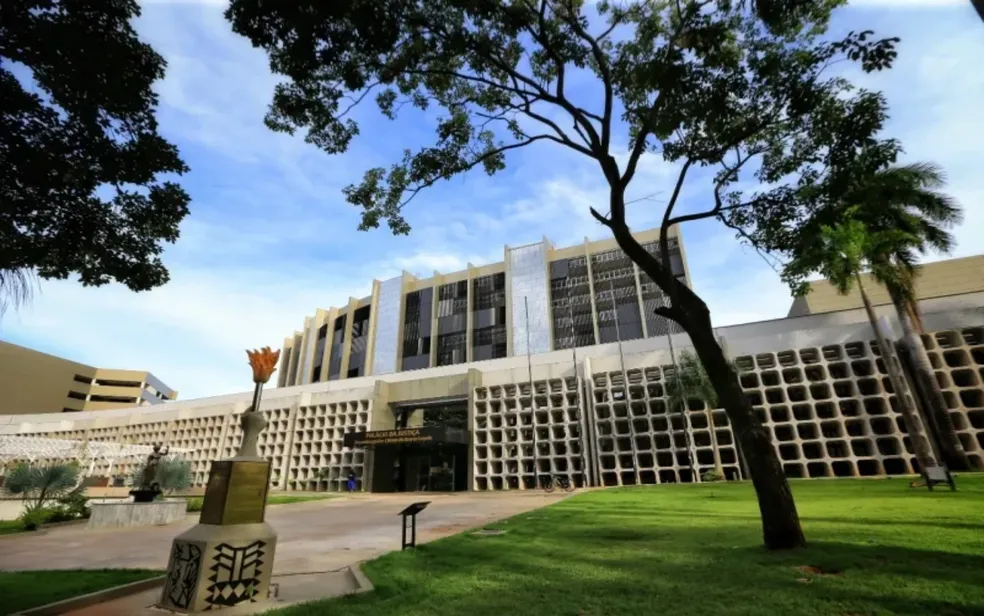 Justiça condena supermercado por vidro em linguiça