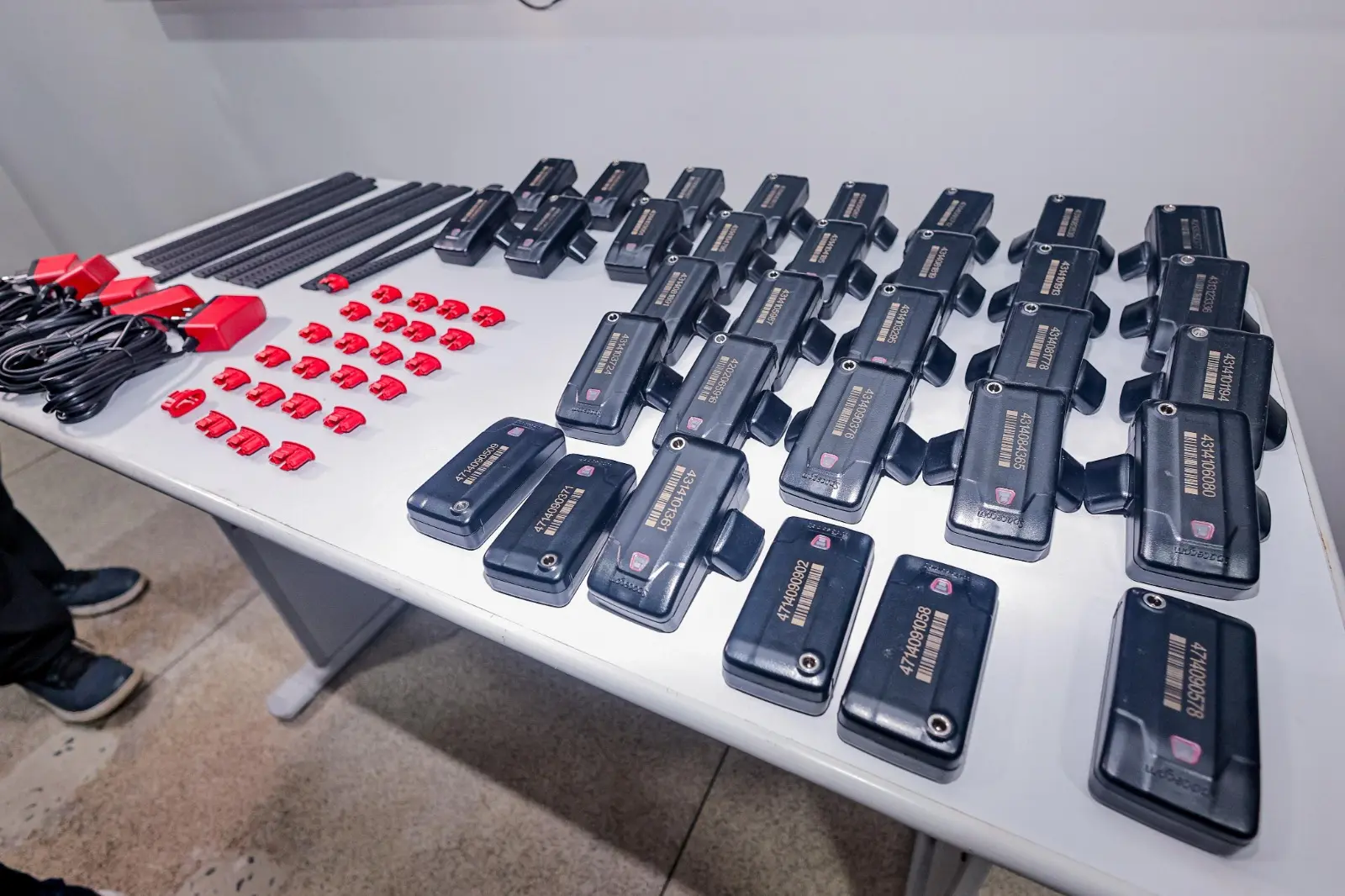 Governo estadual propõe que agressores de mulheres custeiem a própria tornozeleira