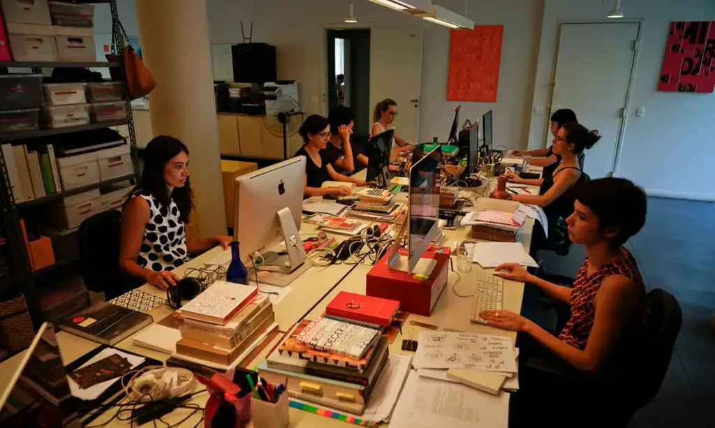 Mulheres ganham 21,3% menos que homens