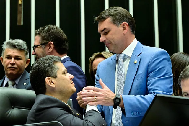 Bolsonarismo se junta ao Centrão e faz a festa. Ficar refém é só um detalhe