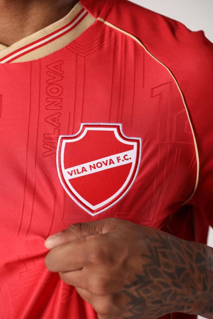 Vila Nova lança uniforme titular com homenagem à torcida
