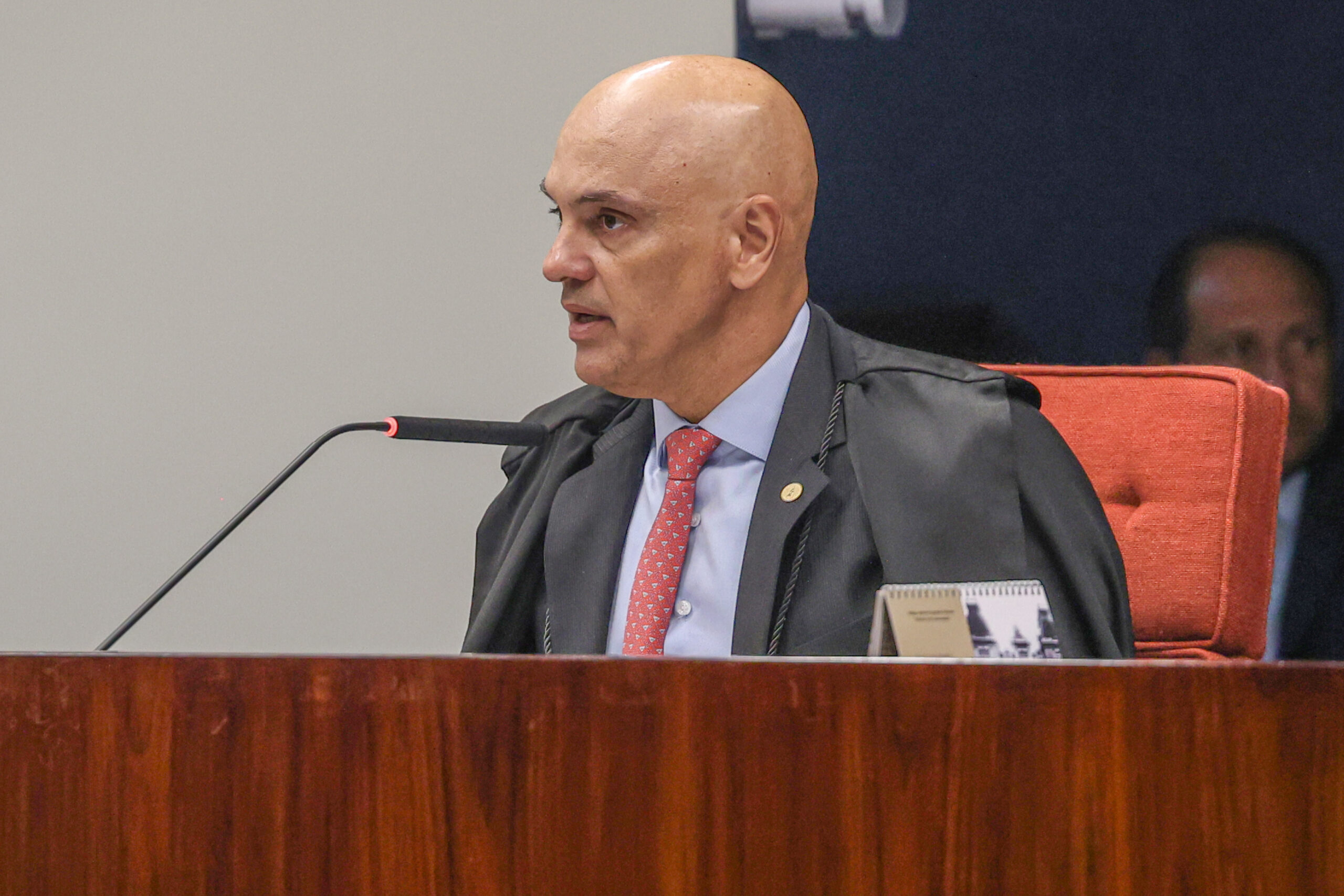 Moraes concede prazo para PGR avaliar inclusão de Jair e Flávio Bolsonaro em inquérito