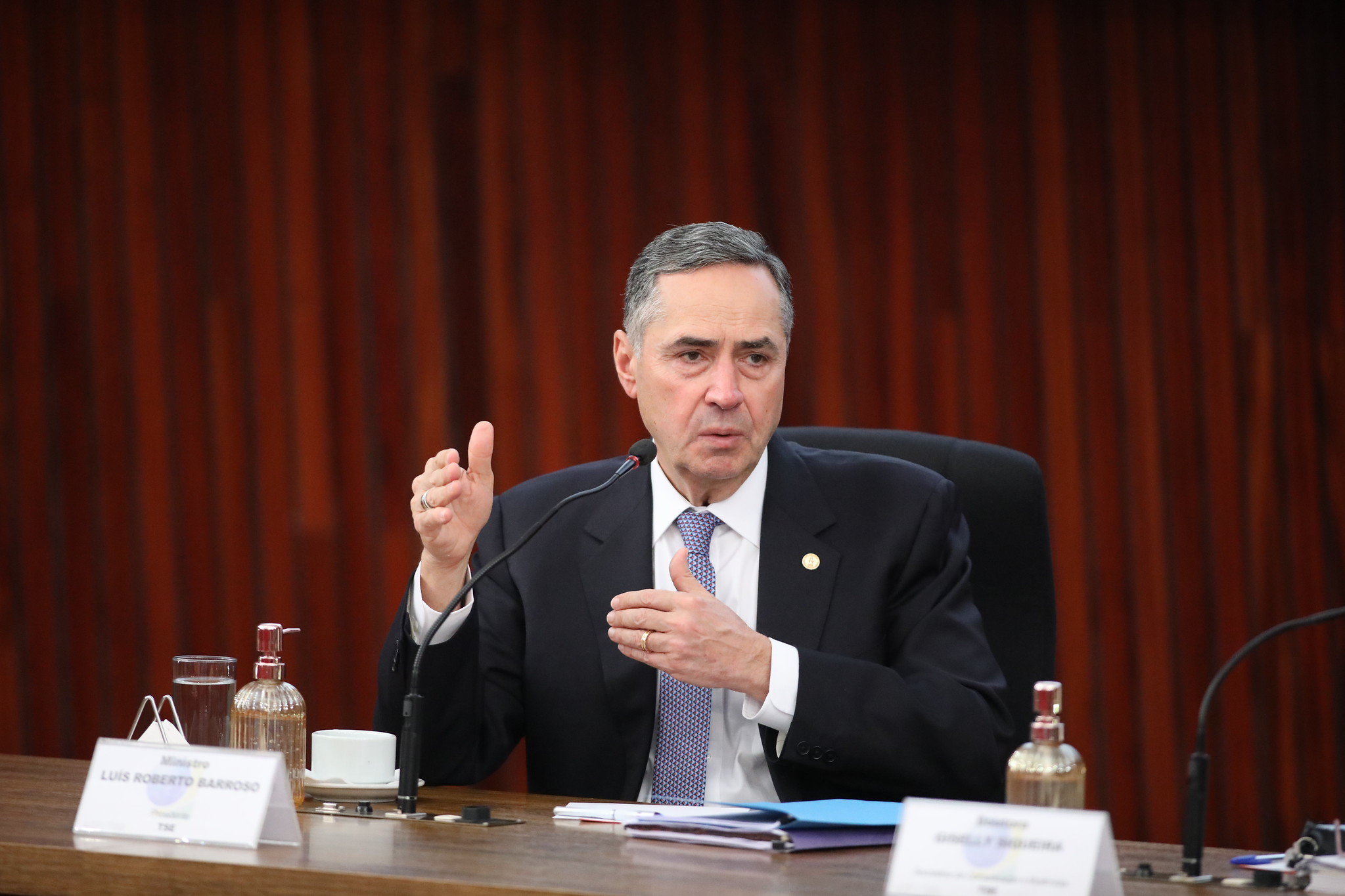 Fora do STF, Barroso diz estar ‘feliz’ e que acompanha a Corte ‘torcendo a favor’