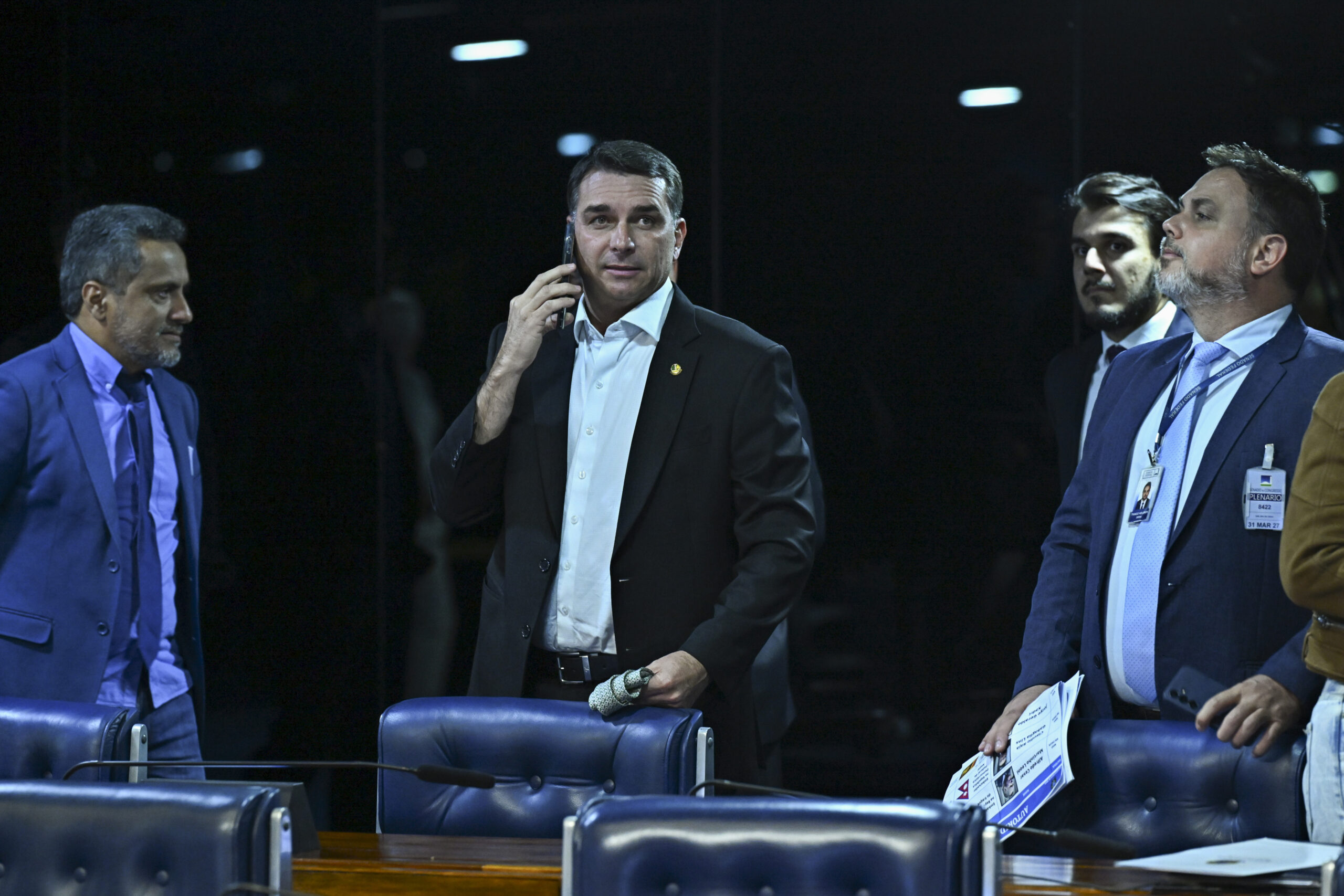 Deputado pede apreensão de passaporte de Flávio Bolsonaro por risco de fuga