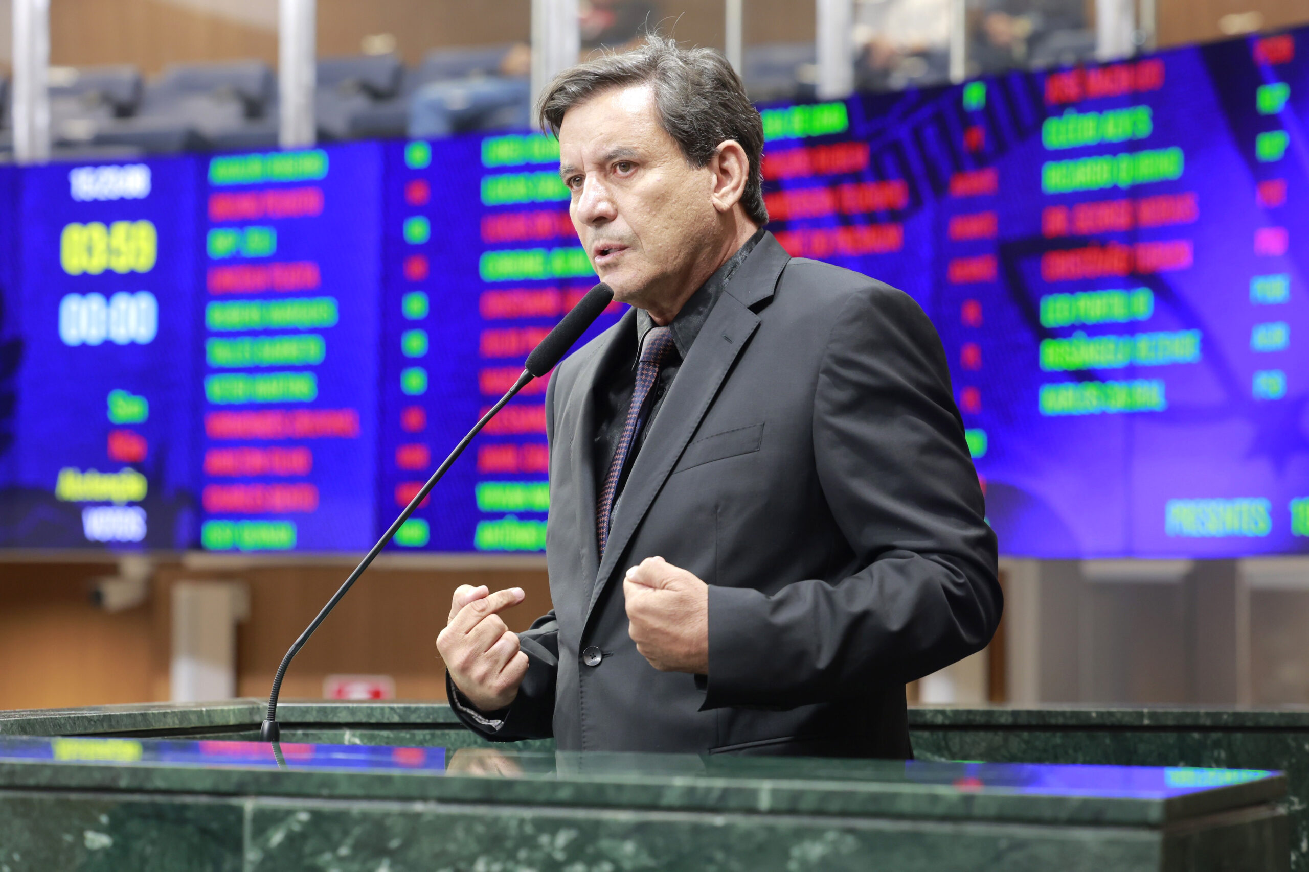 Justiça determina que o deputado Clécio Alves apague publicações contra Mabel