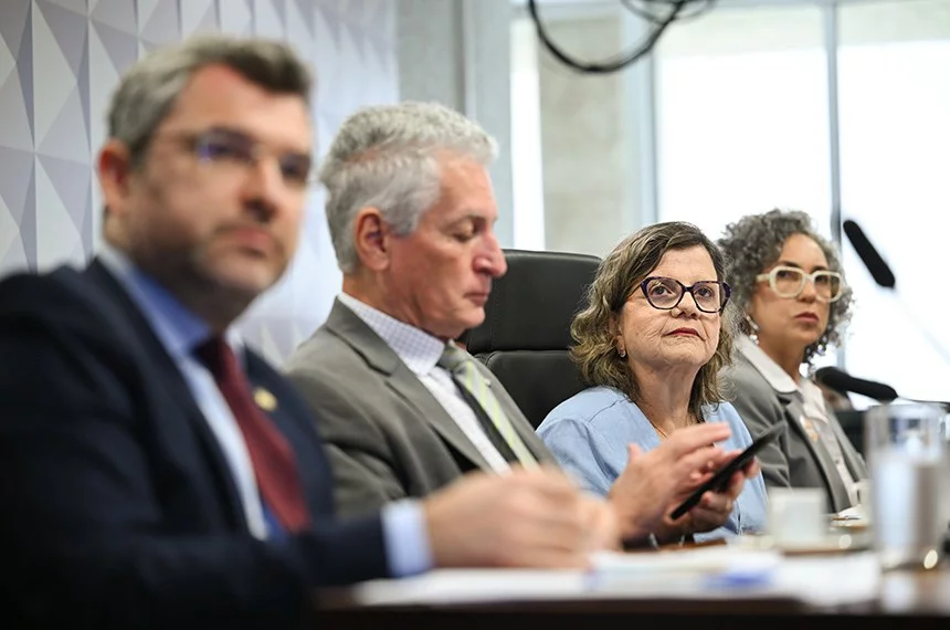 Piso dos professores: nova fórmula de reajuste divide municípios e educadores