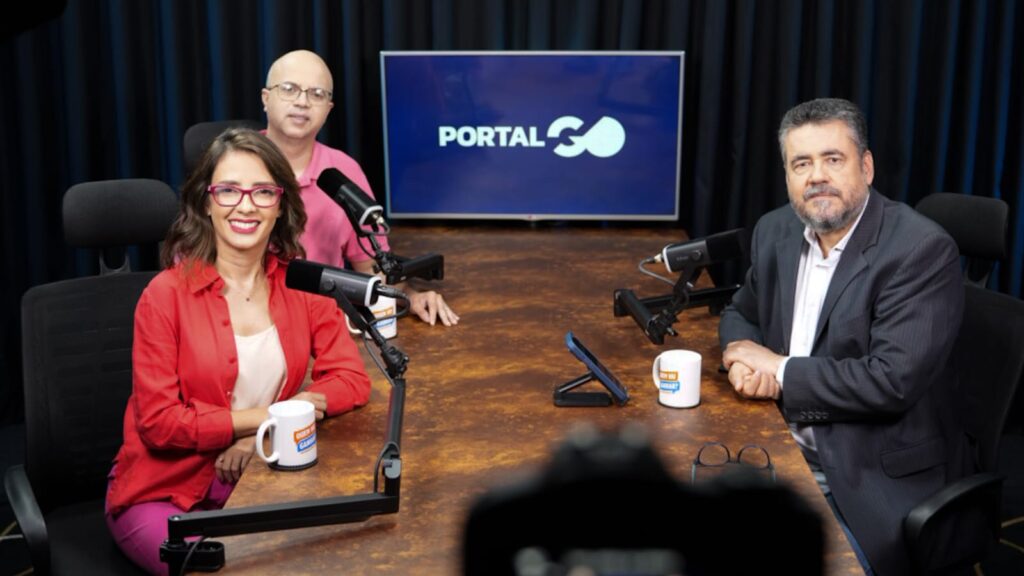 Samuel Straioto, Laila Melo e Vassil Oliveira durante gravação do podcast "Quem Vai Ganhar".