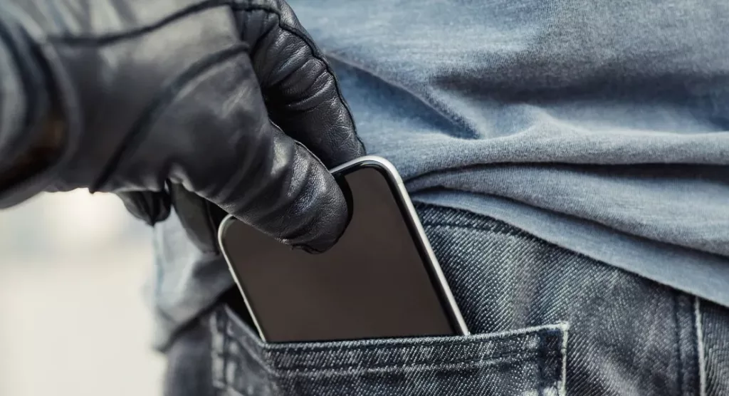 Nova lei aumenta pena para furto de celular e laranjas