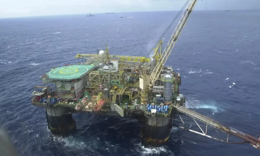 Em meio a guerra, Brasil atinge maior produção de petróleo da história