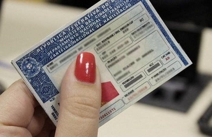 Golpe da CNH gratuita usa páginas falsas e ameaças de negativação