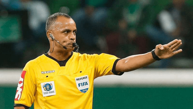 Árbitro goiano “farma aura” e entra para a história das Copas