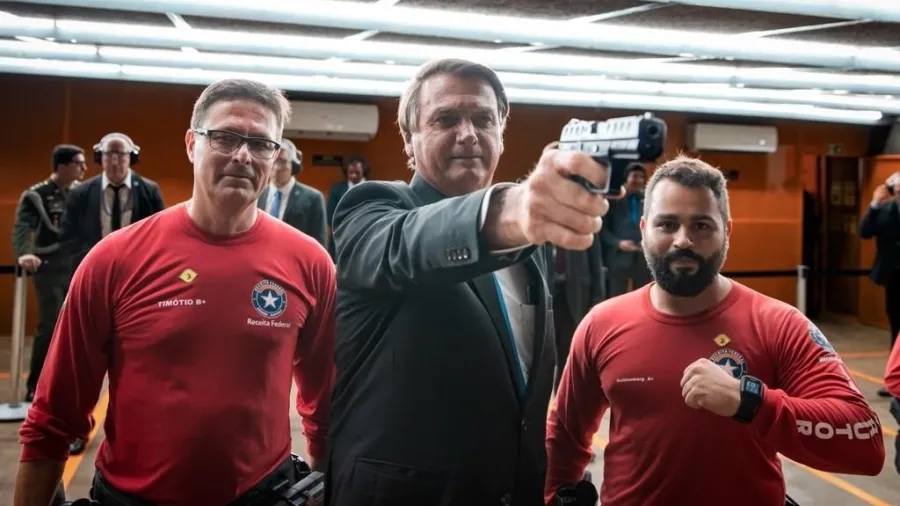 Moraes determina oitiva de Bolsonaro e cobra informações sobre equipe de segurança