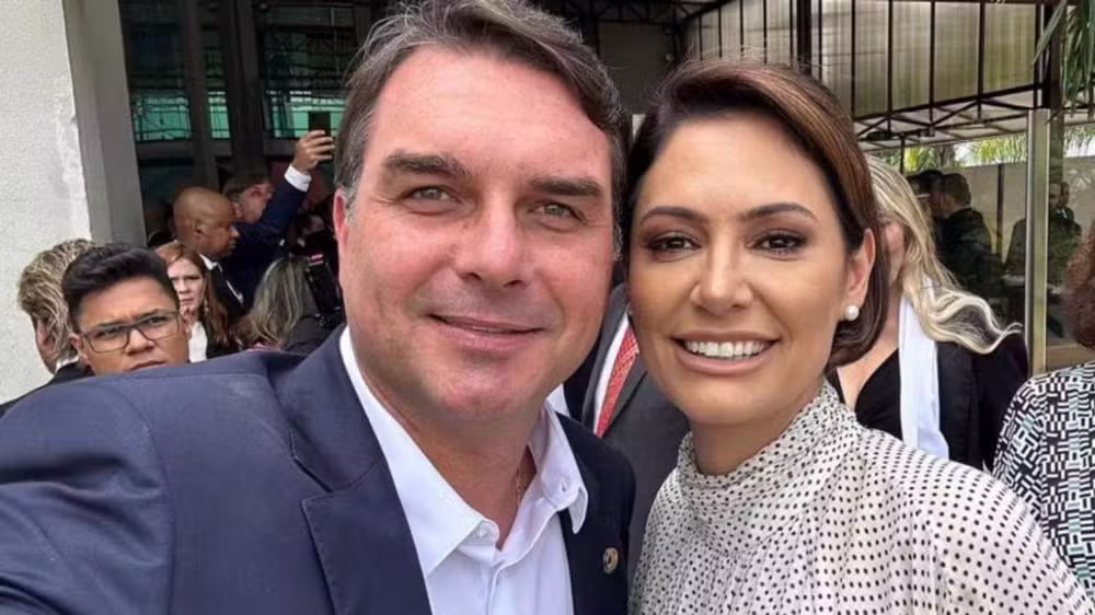 Conflito entre Michelle e Flávio revela disputa por espaço no bolsonarismo