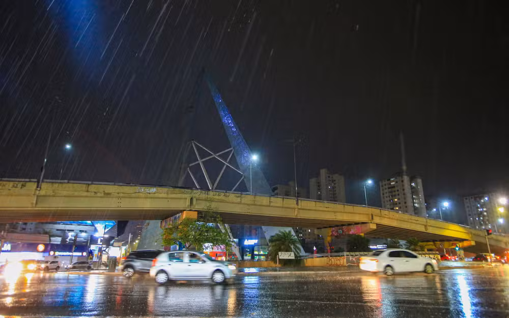 Tempo fechado e chuva em Goiás: veja previsão