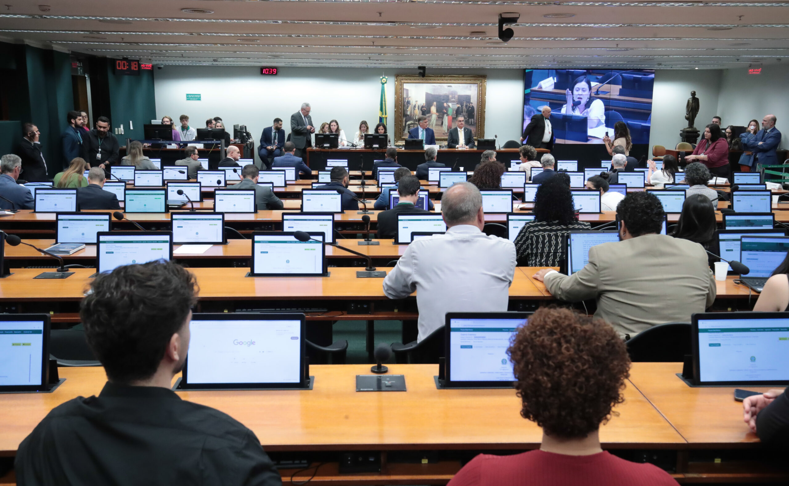 Avanço da PEC da maioridade penal amplia disputa entre segurança e direitos da infância