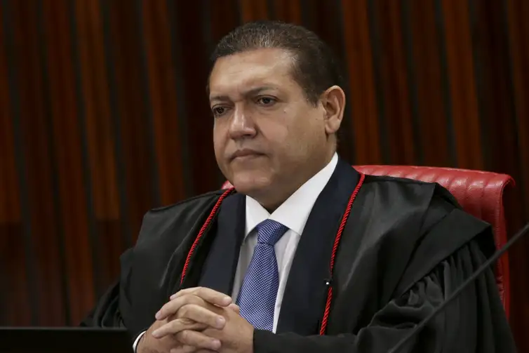 Plenário do TSE julga pesquisa que liga Flávio Bolsonaro a escândalo Master