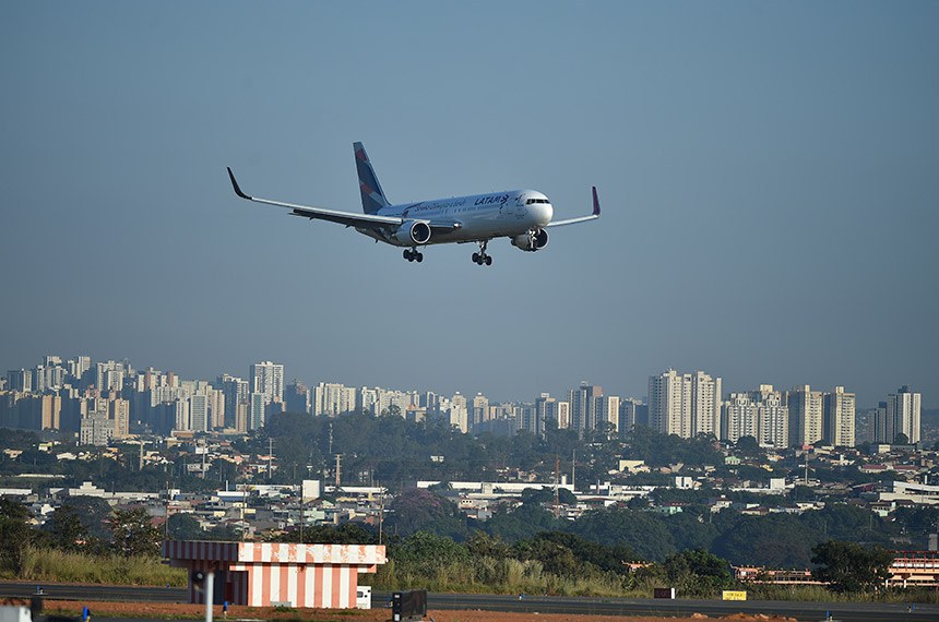 Alta do querosene leva governo a abrir linha de R$ 8 bilhões para aéreas