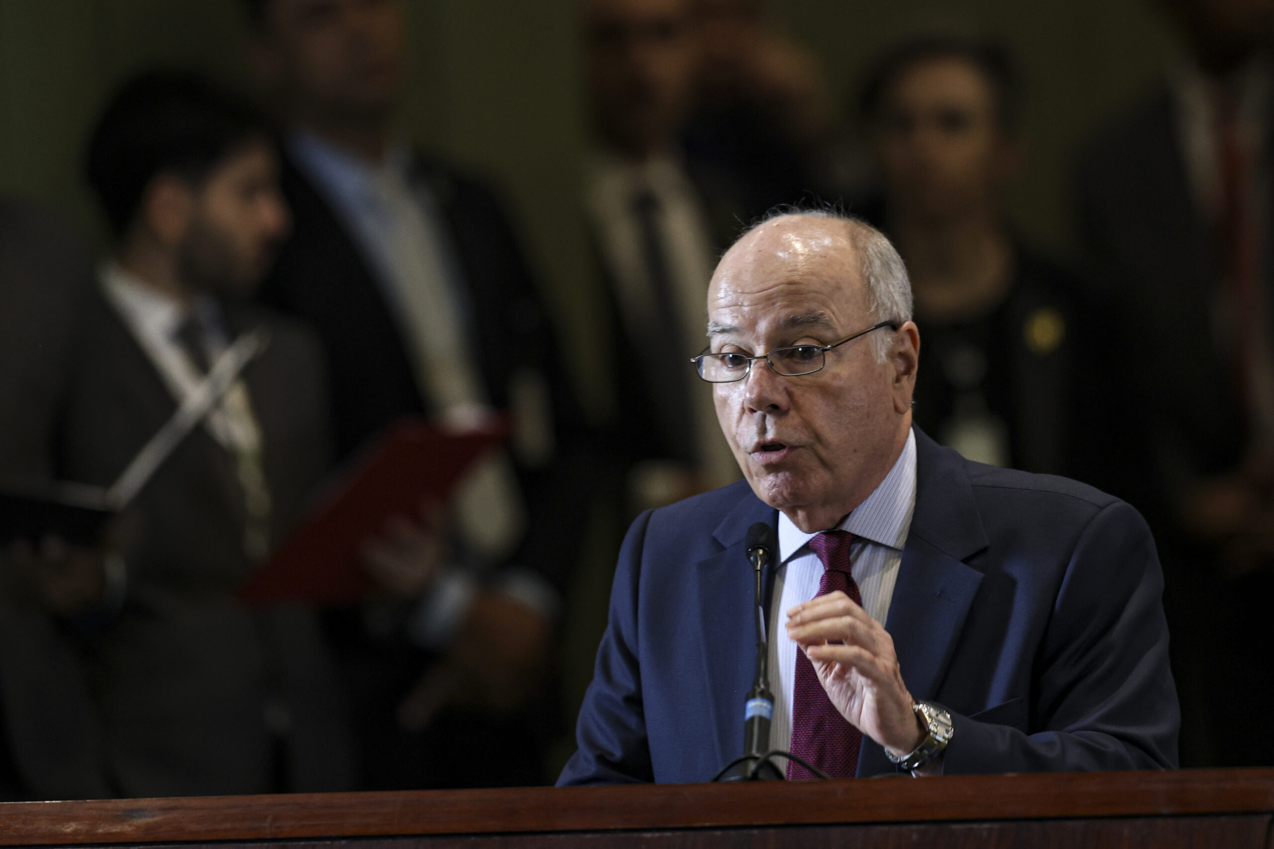 Brasil contesta tarifas dos EUA e apresenta defesa técnica em reunião na OCDE