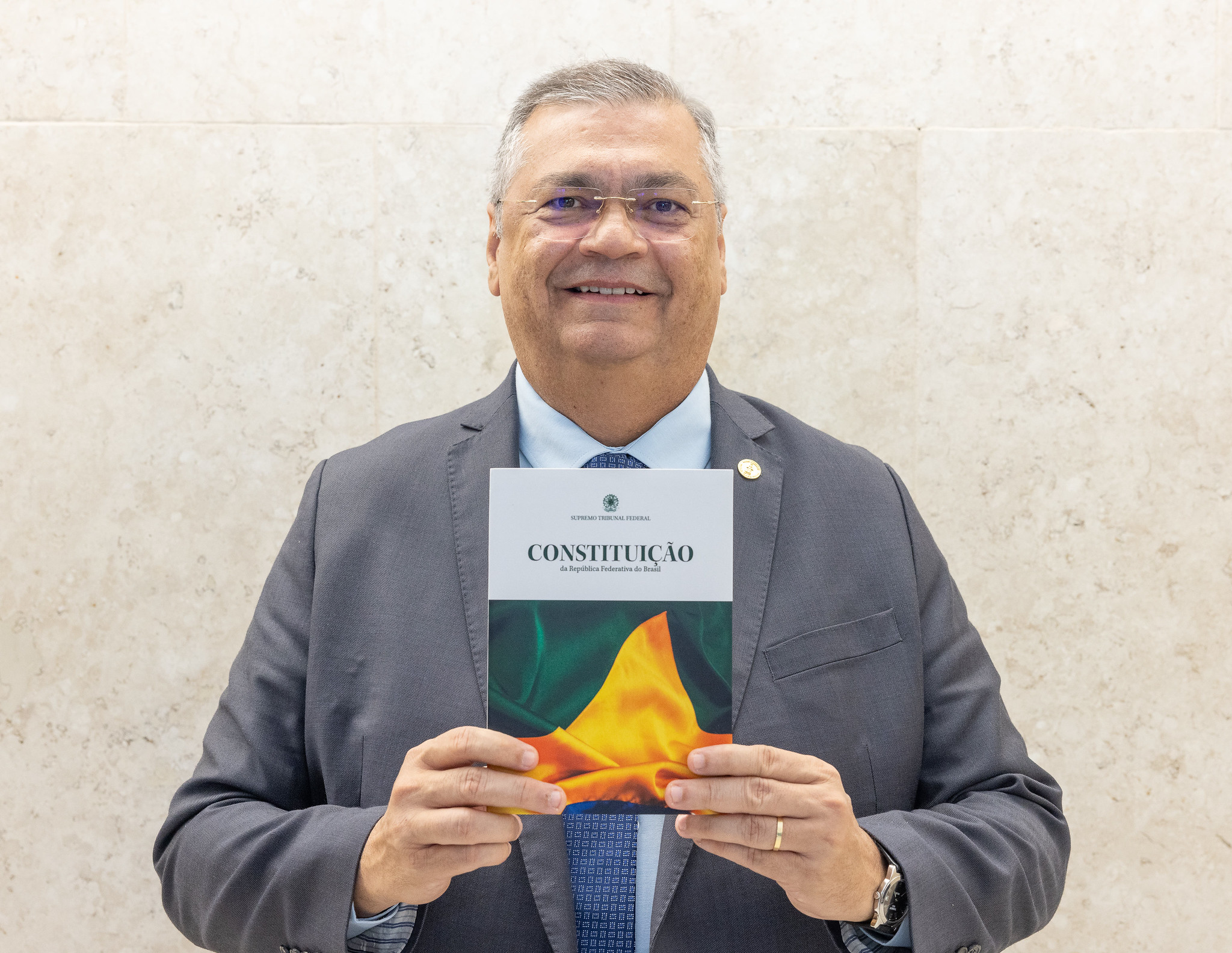 Dino intima 21 partidos a explicar interferência em emendas