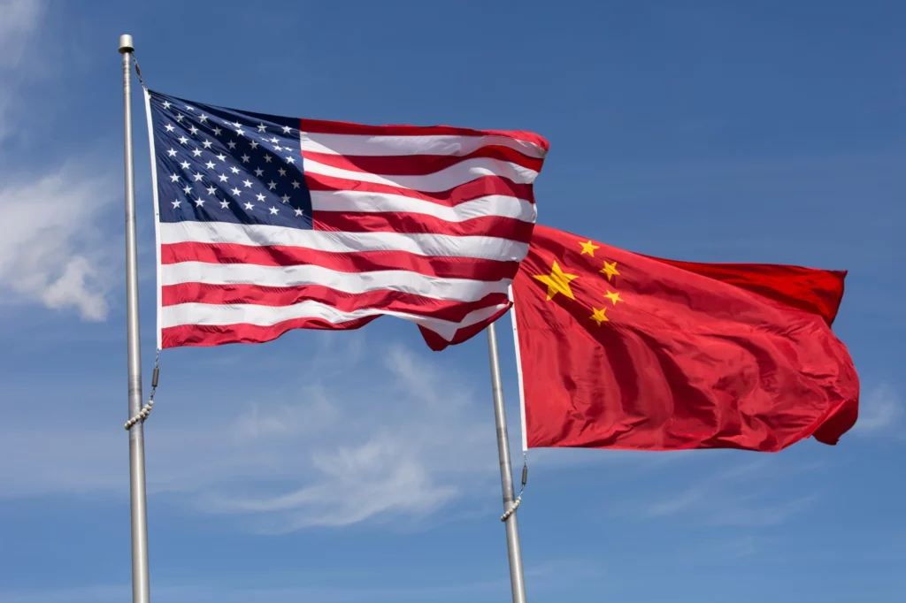 ForbesMoney bandeira Estados Unidos China 220520 cbarnesphotography GettyImages | PortalGO