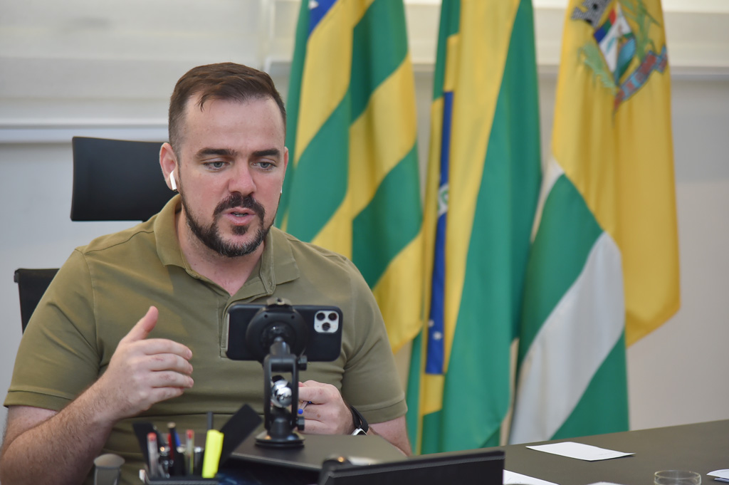 Mendanha se destaca com baixa rejeição ao Senado e aposta em viagens