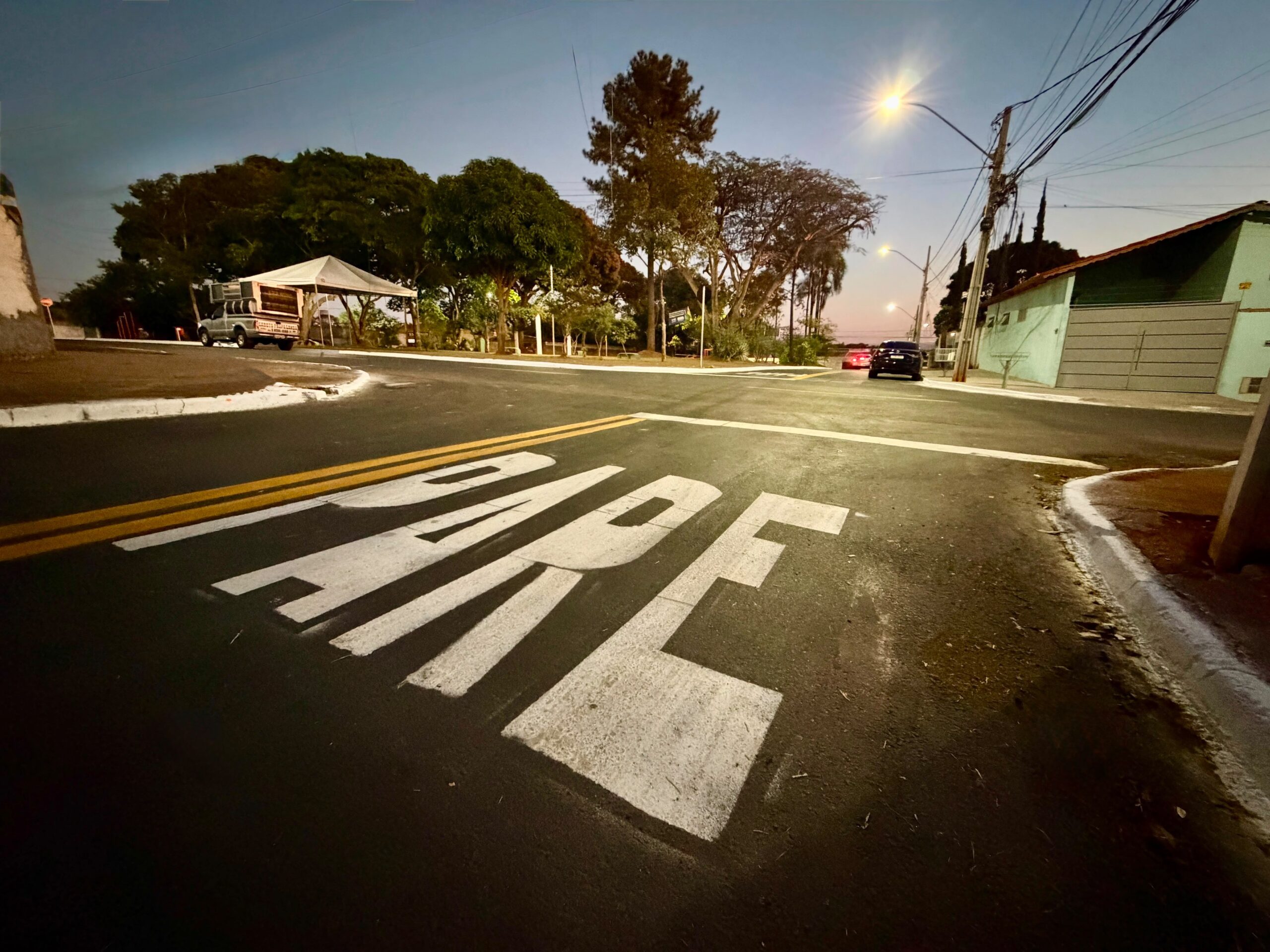 Regra que libera sinal vermelho de madrugada não blinda motorista de outras infrações