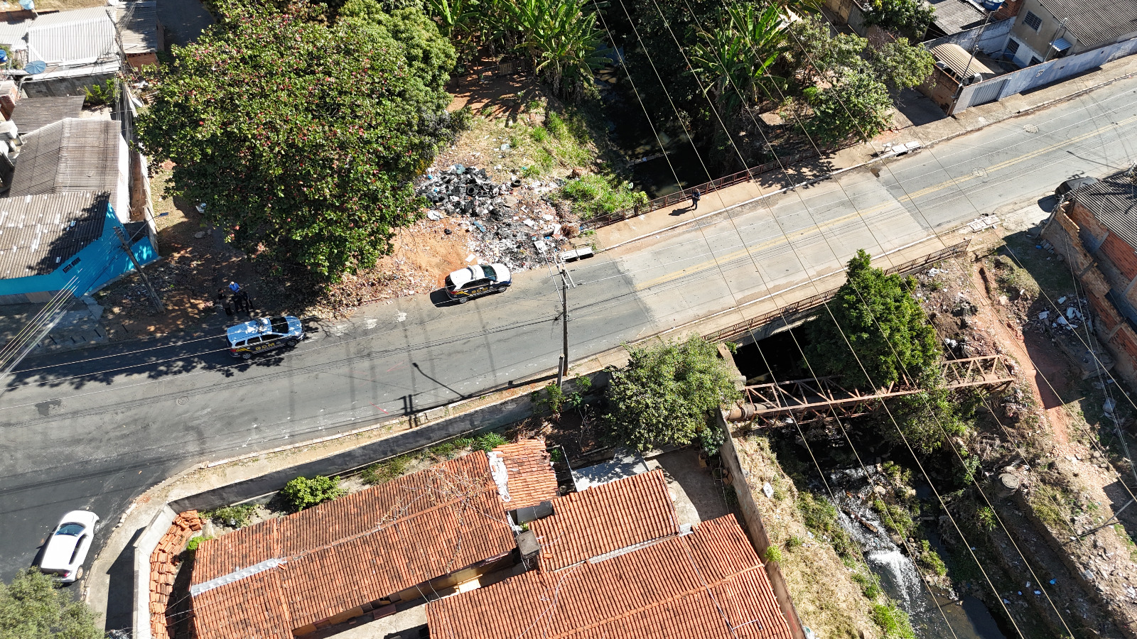 Sem licença, lava-jato descarta lixo às margens do Capim Puba