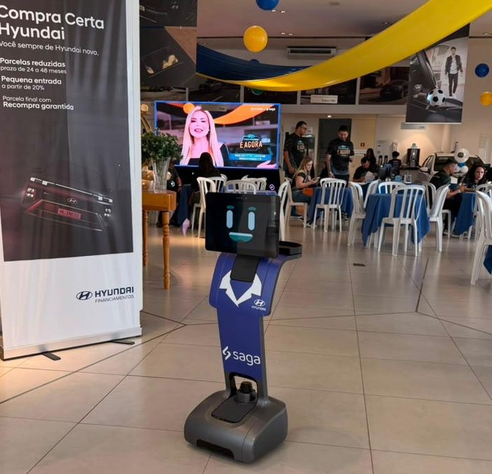 Robôs com inteligência artificial passam a atender clientes na compra de carros em Goiânia