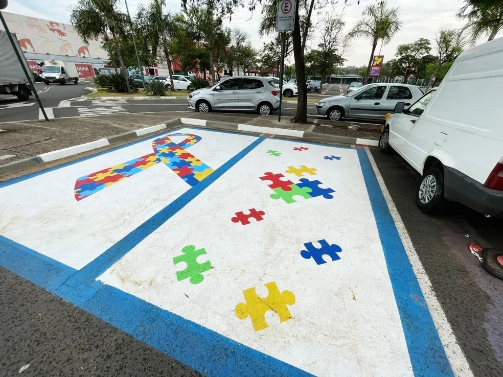 Lei obriga vagas exclusivas para pessoas com autismo em estacionamentos de Goiânia