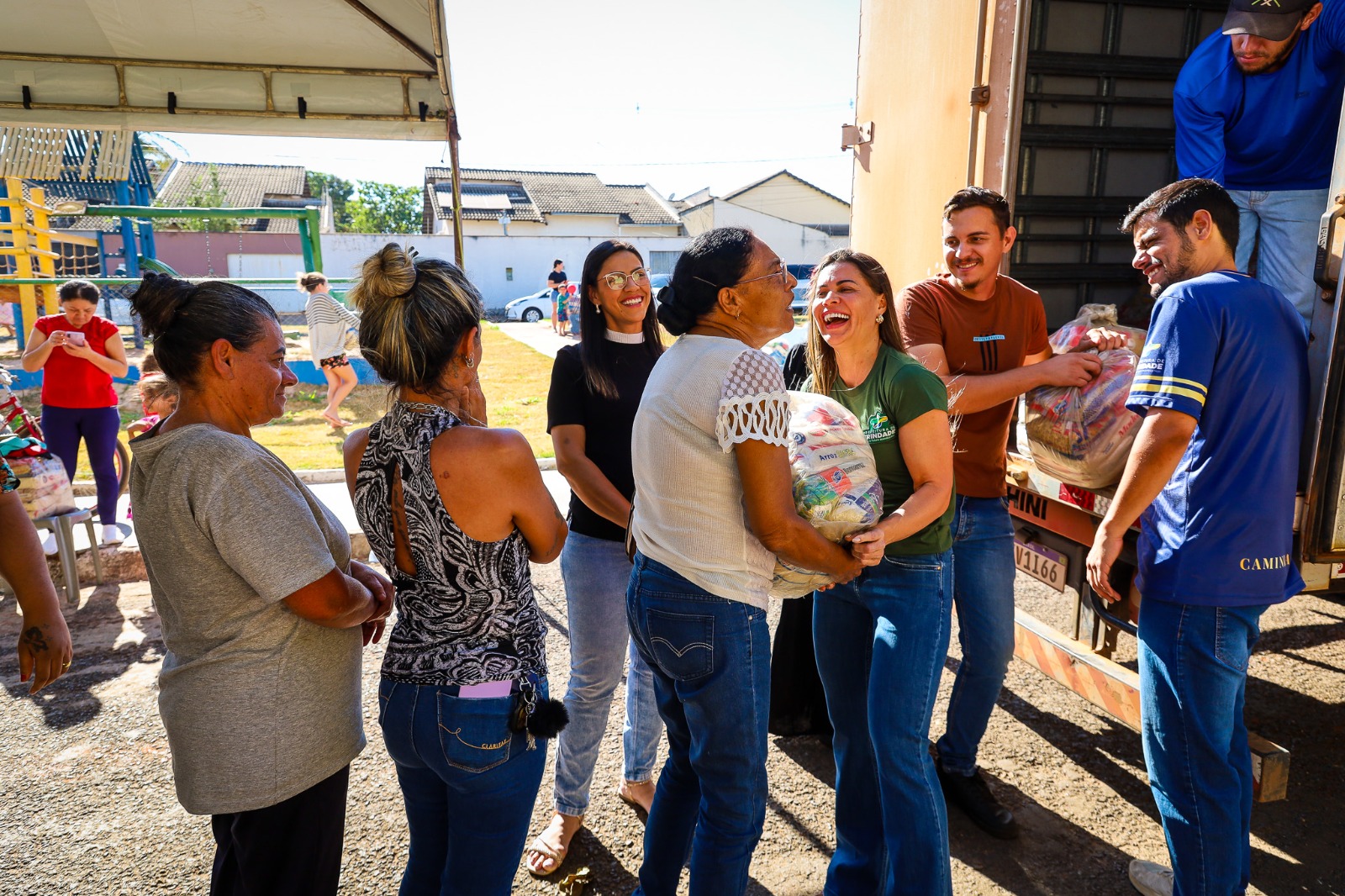 Prefeitura de Trindade entrega cerca de 600 cestas básicas para famílias em vulnerabilidade