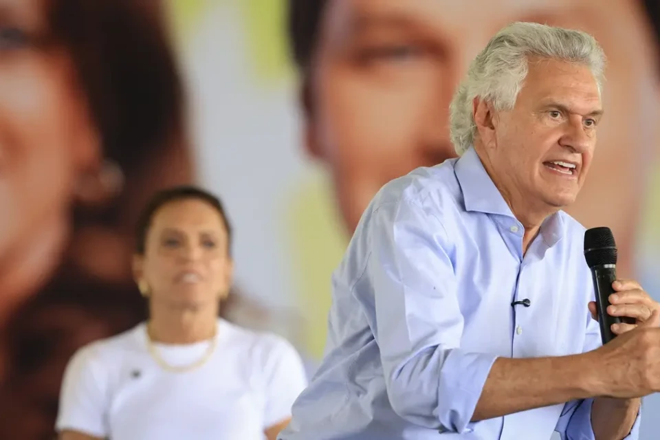 Caiado critica Flávio Bolsonaro por ataques às urnas em reunião com embaixadores