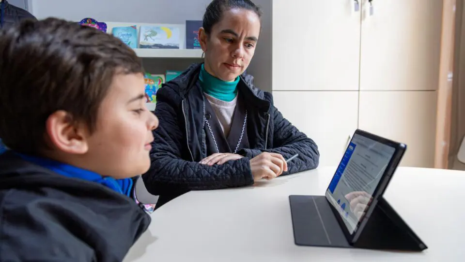 Pesquisa defende adoção crítica da inteligência artificial na educação brasileira
