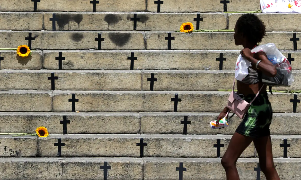 Mortes violentas caem 8,2% no Brasil em 2025, mas feminicídios registram alta de 4%