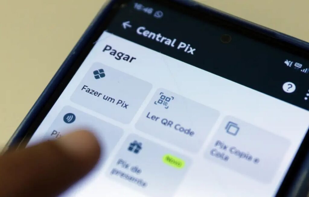 Pix não pode ser extinto por decisão unilateral de governo, diz economista