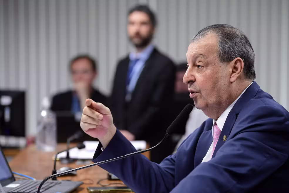 Omar Aziz mantém texto da Câmara e acelera PEC do fim da escala 6×1