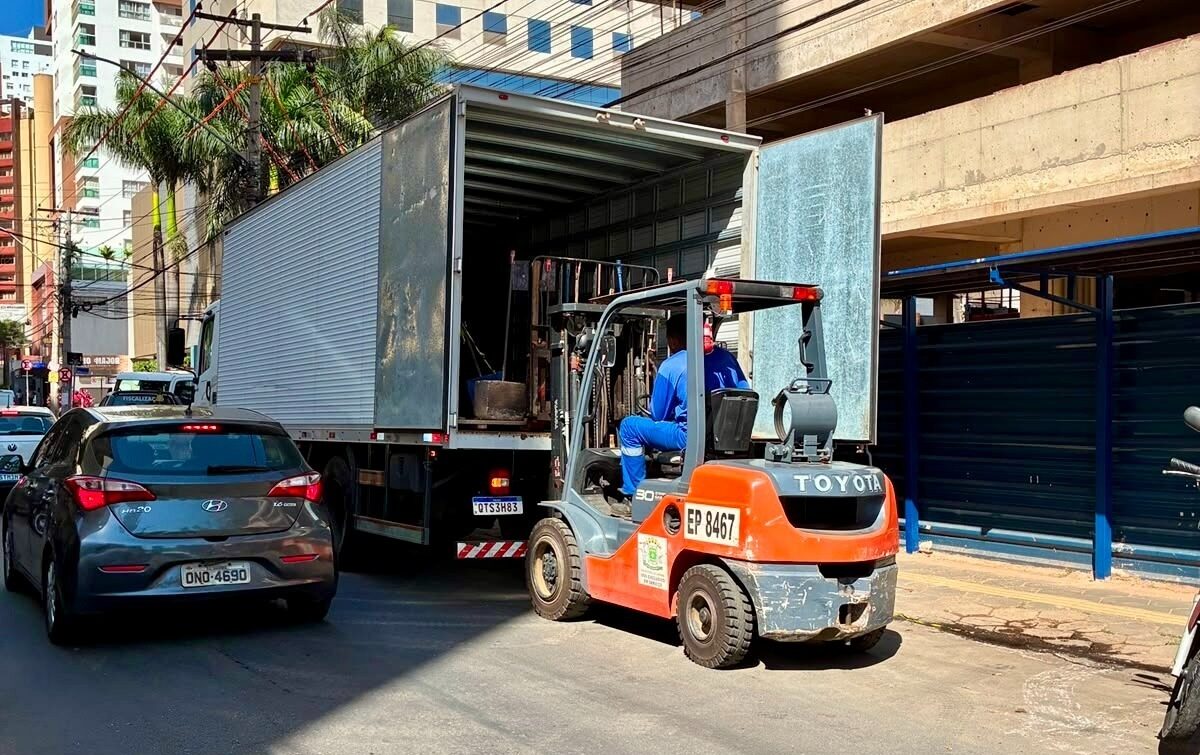 Prefeitura autua três obras e apreende caçambas em operação na capital
