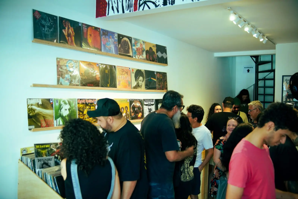 Dia do Vinil reúne mais de 2,5 mil títulos, discotecagem e doações no Centro de Goiânia