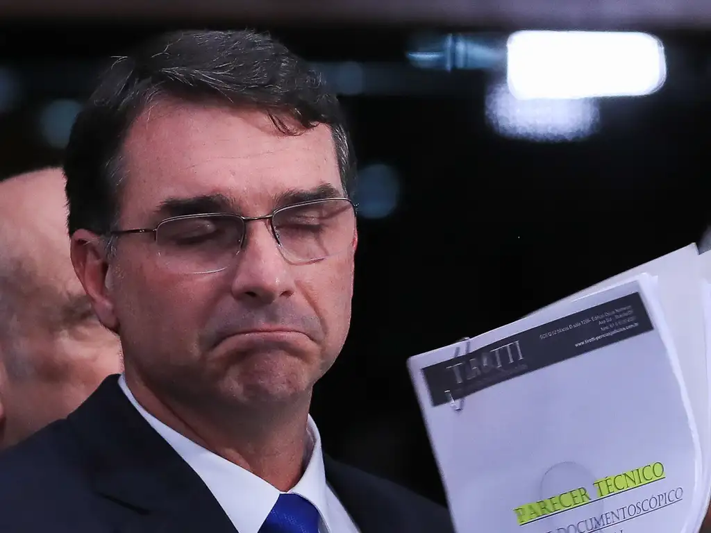 Após UFRJ negar pós de Flávio, senador divulga diplomas sem o curso