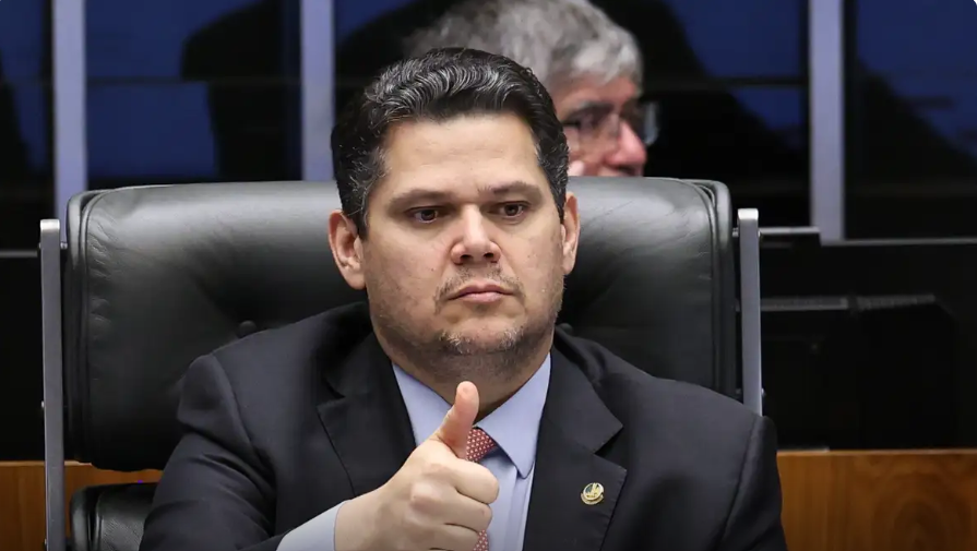 Alcolumbre destrava PEC do fim da escala 6×1 após reunião com Lula