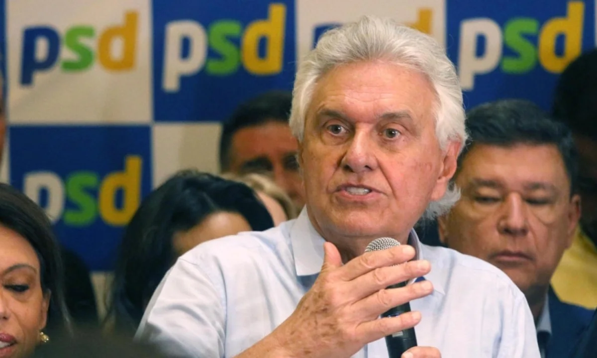 “Quem tem teto de vidro não pode jogar pedra”, diz Caiado a Flávio após caso do jatinho de Vorcaro