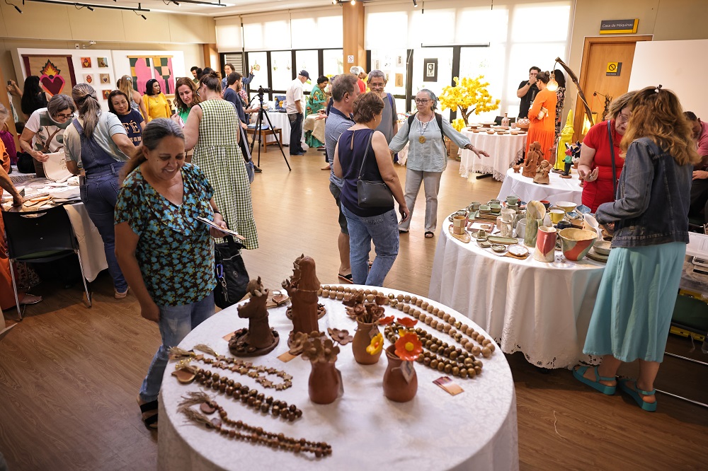 Sesc Centro recebe feira de artesanato com 12 expositores e música ao vivo neste sábado 