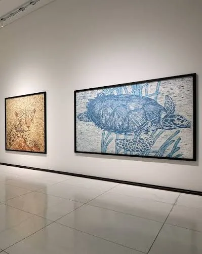 Vik Muniz apresenta exposição gratuita em Goiânia com obras feitas de fragmentos de cédulas brasileiras. Veja data, local e detalhes da mostra.