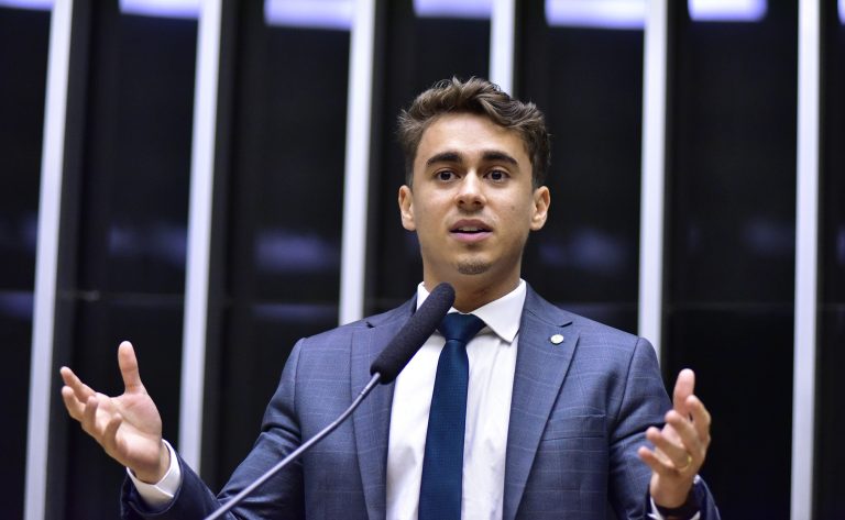 Nikolas Ferreira admite ter compartilhado documento falso atribuído à PF sobre caso Vorcaro